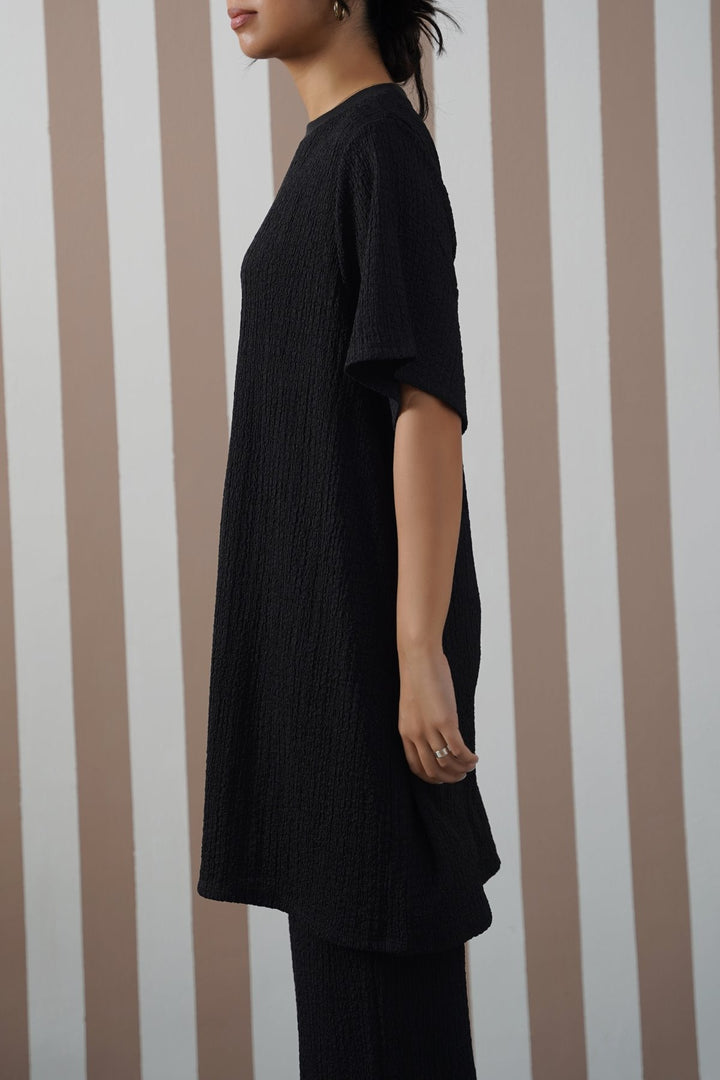 BLACK TEXTURED T-SHIRT TUNIC