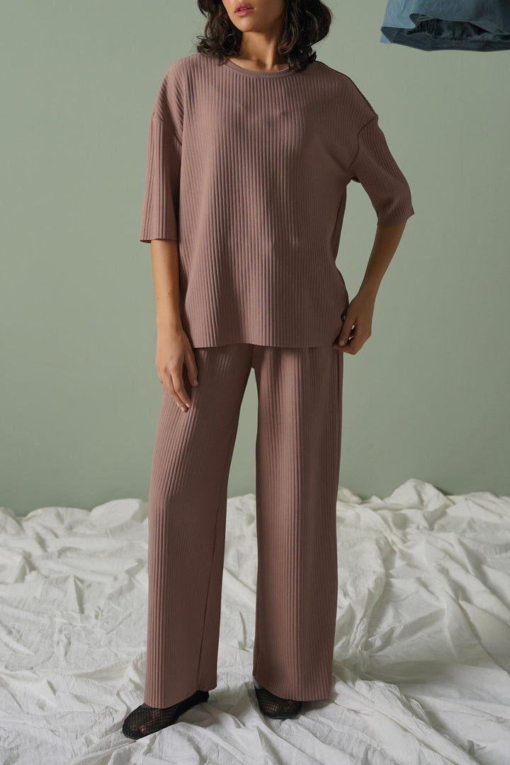 BROWN LINEA STRETCHY TEE