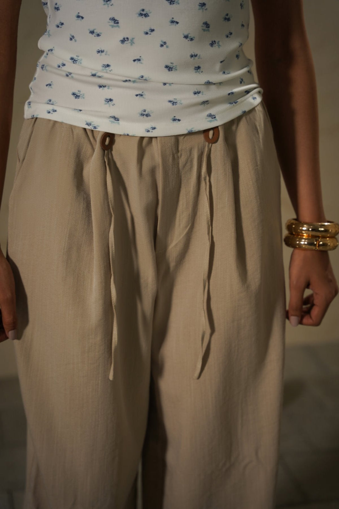 BEIGE PANTS WITH STATEMENT DRAWSTRING