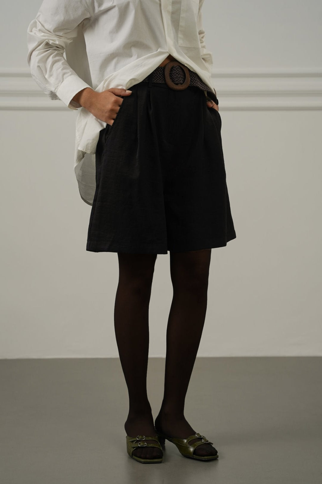 BLACK BELTED PLEAT SHORTS
