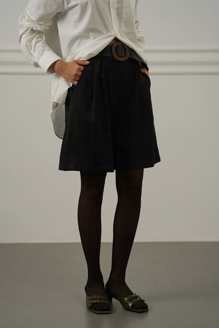 BLACK BELTED PLEAT SHORTS