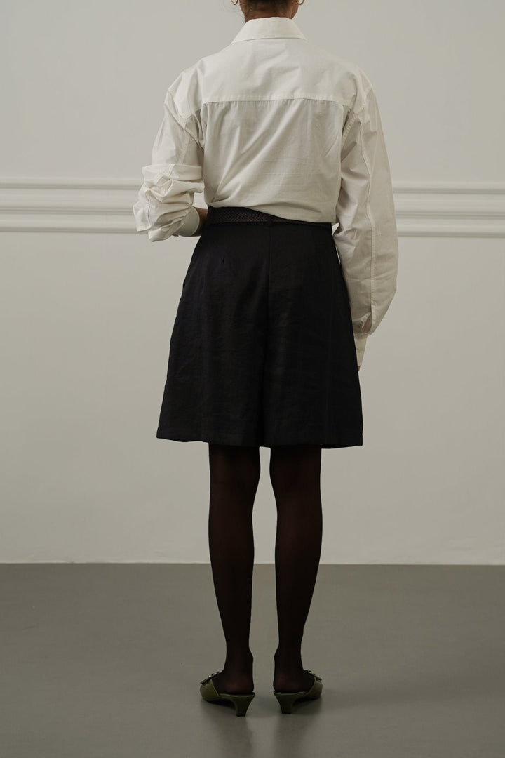 BLACK BELTED PLEAT SHORTS