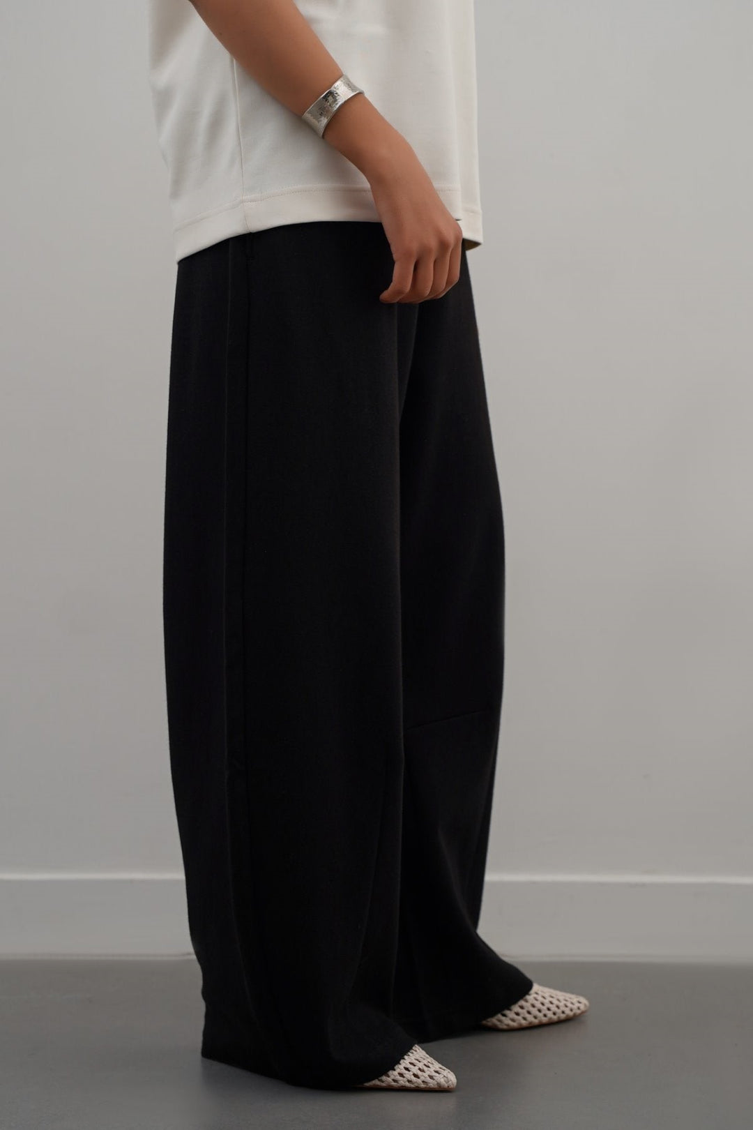BLACK KNITTED BARREL PANTS