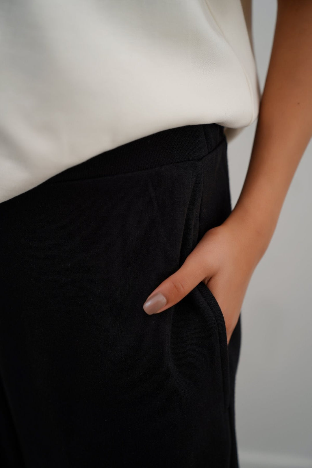 BLACK KNITTED BARREL PANTS