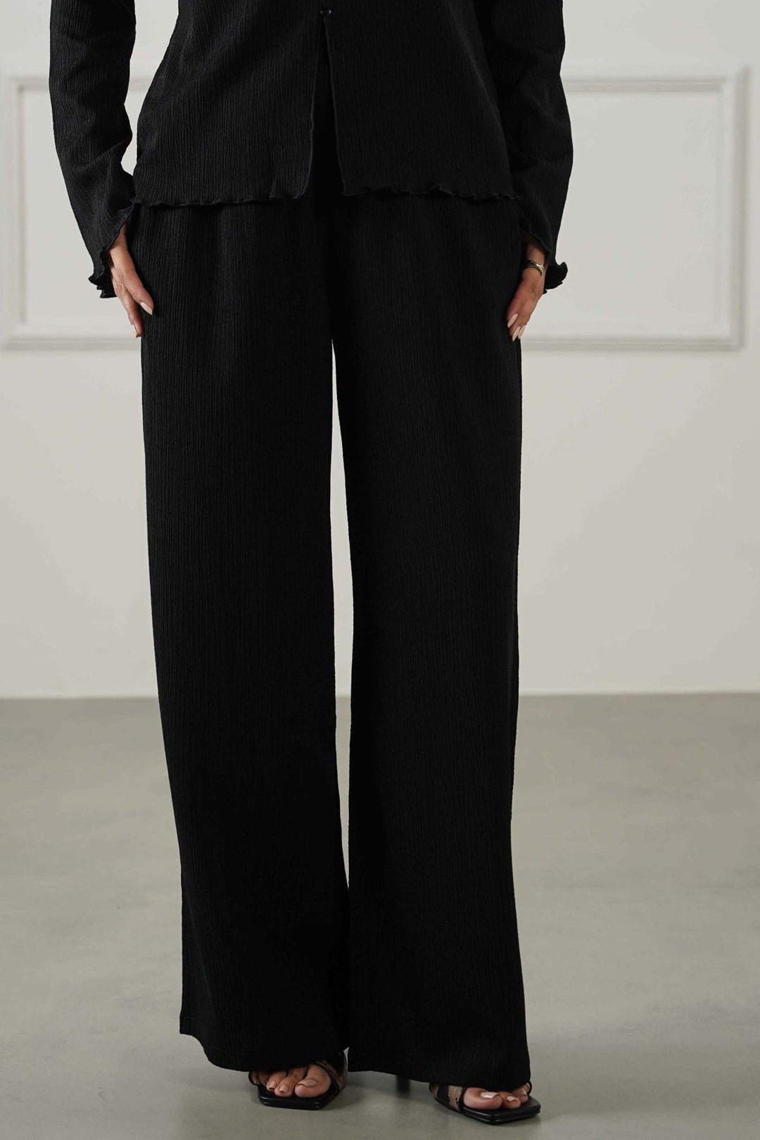 BLACK CRINKLE KNIT PANTS