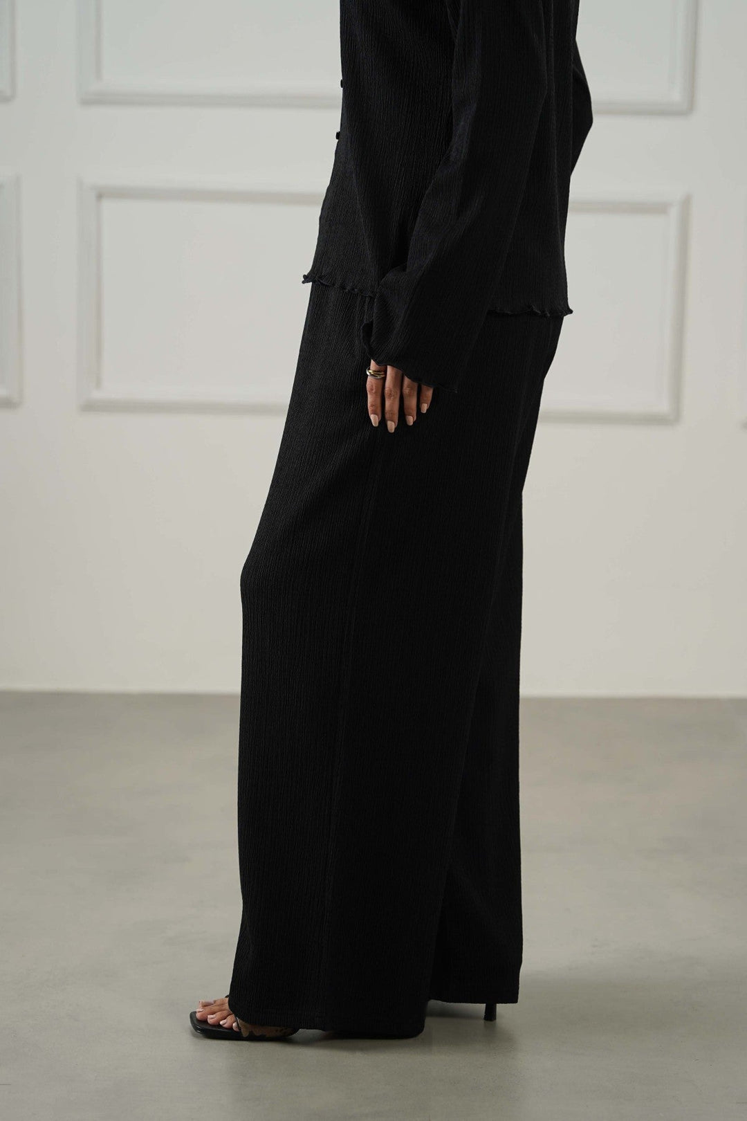 BLACK CRINKLE KNIT PANTS
