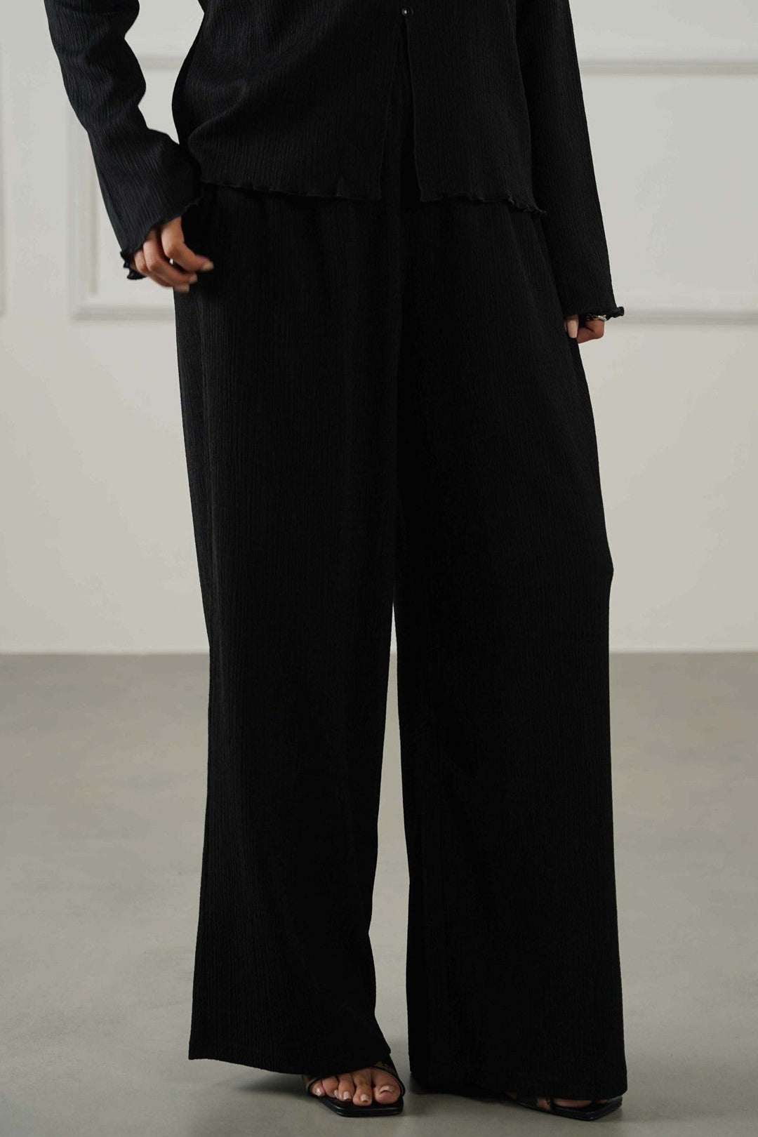 BLACK CRINKLE KNIT PANTS