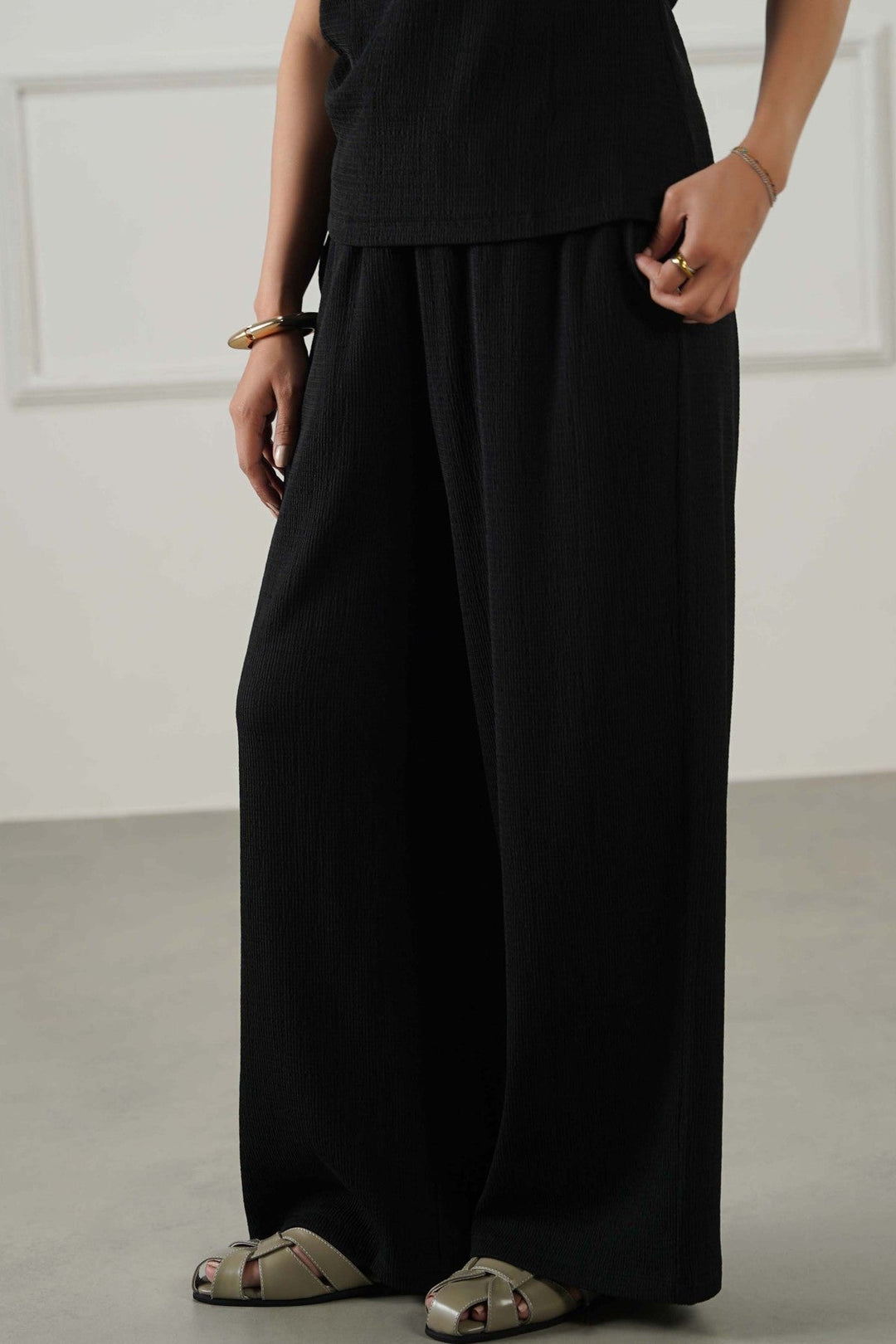 BLACK BASIC STRAIGHT PANTS