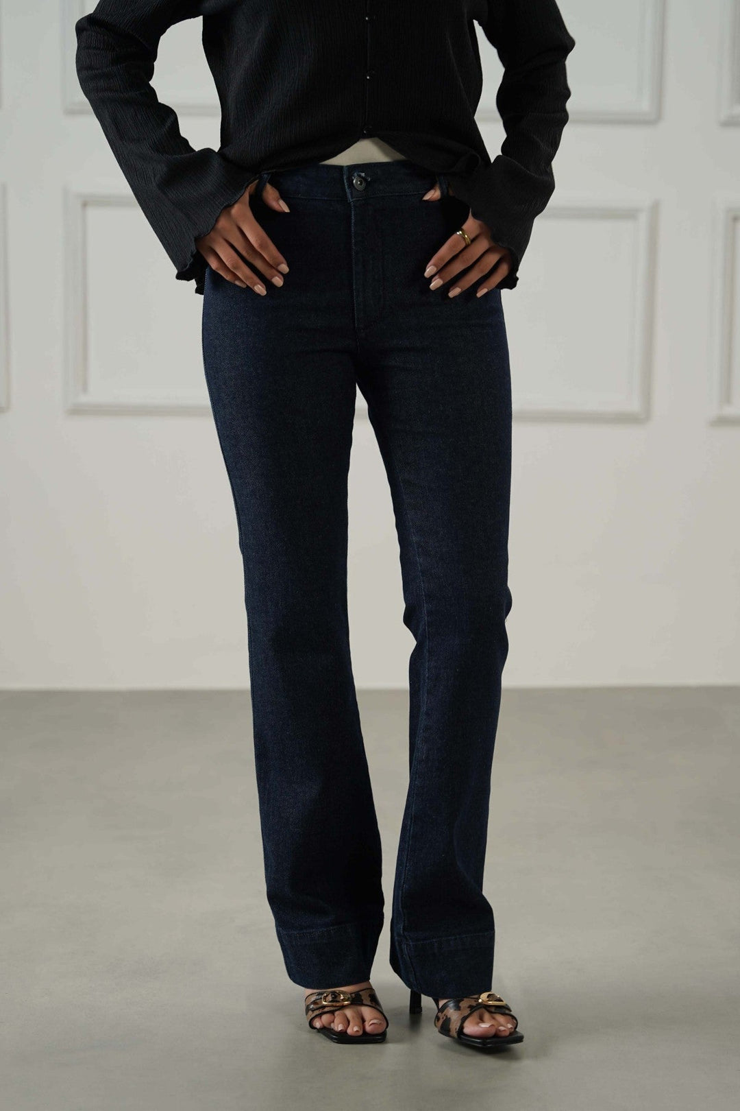 DARK BLUE MID-RISE KICK FLARE JEANS