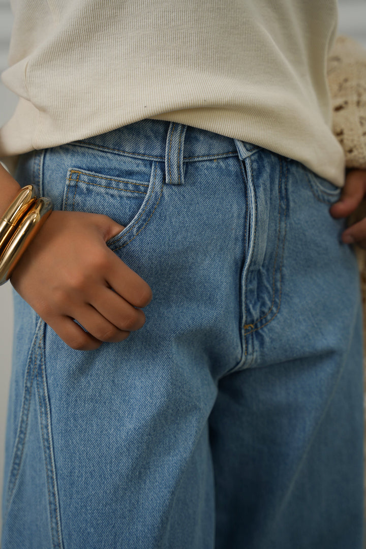 MID BLUE MID RISE BARREL JEANS