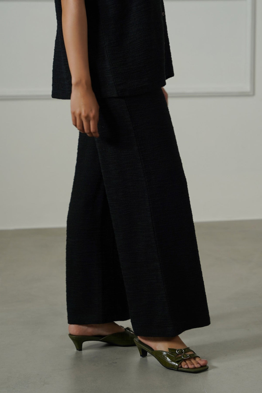 BLACK STRAIGHT TEXTURED PANTS