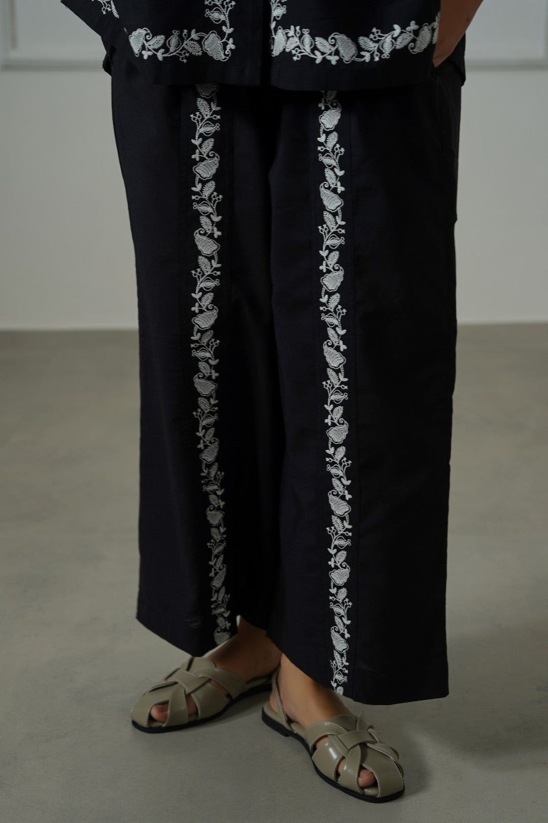 BLACK BRODERIE STRAIGHT PANTS