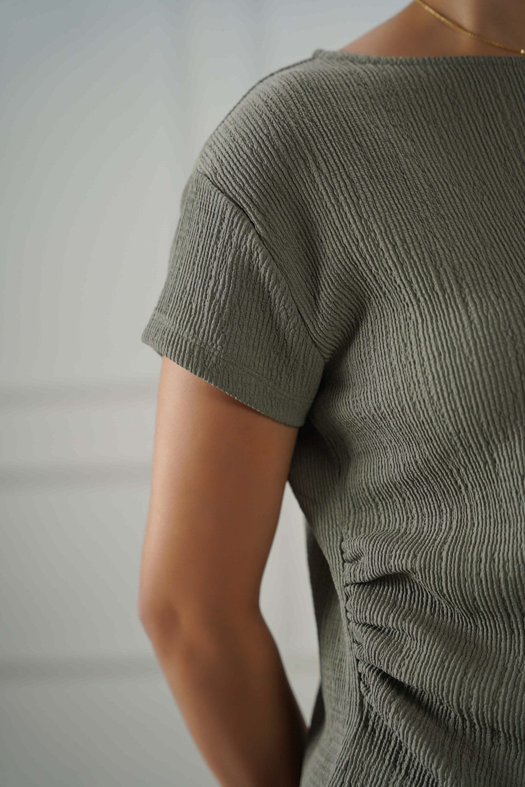 OLIVE PLEATED WAIST TEE