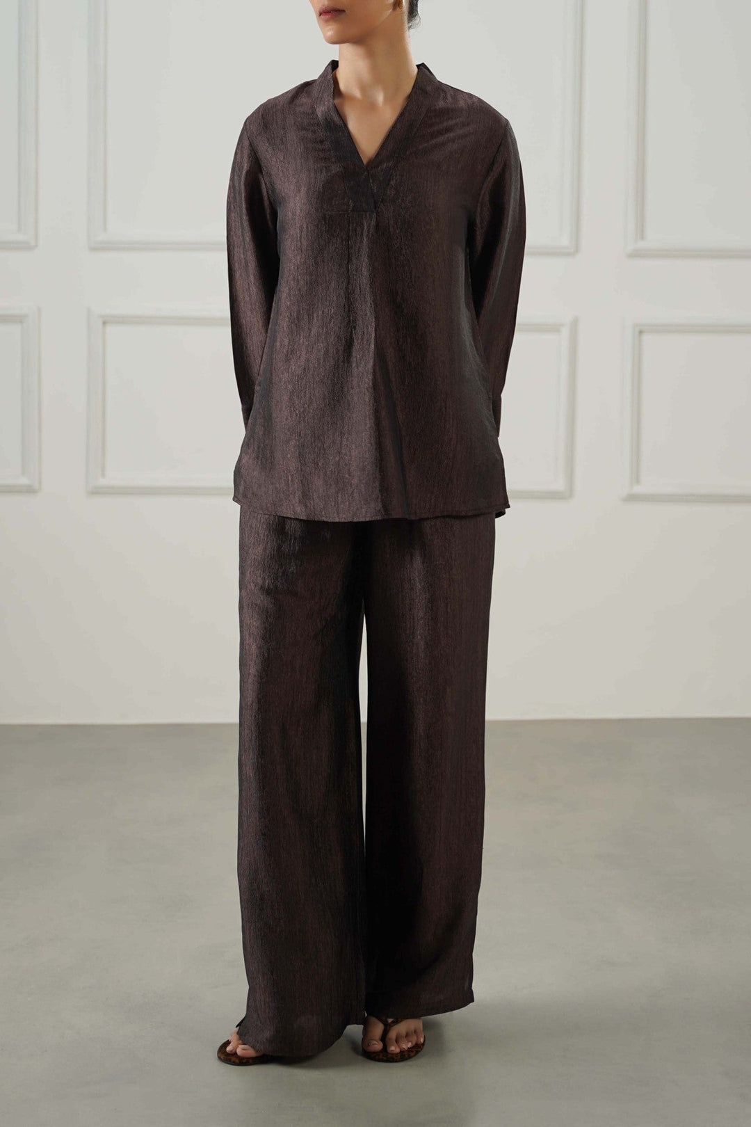COFFEE TEXTURED FLOWY V NECK TOP