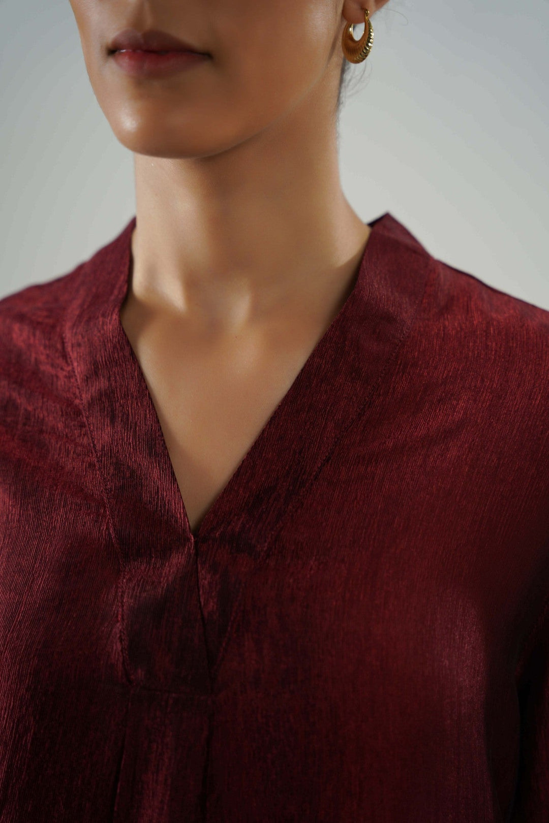 RUST TEXTURED FLOWY V NECK TOP