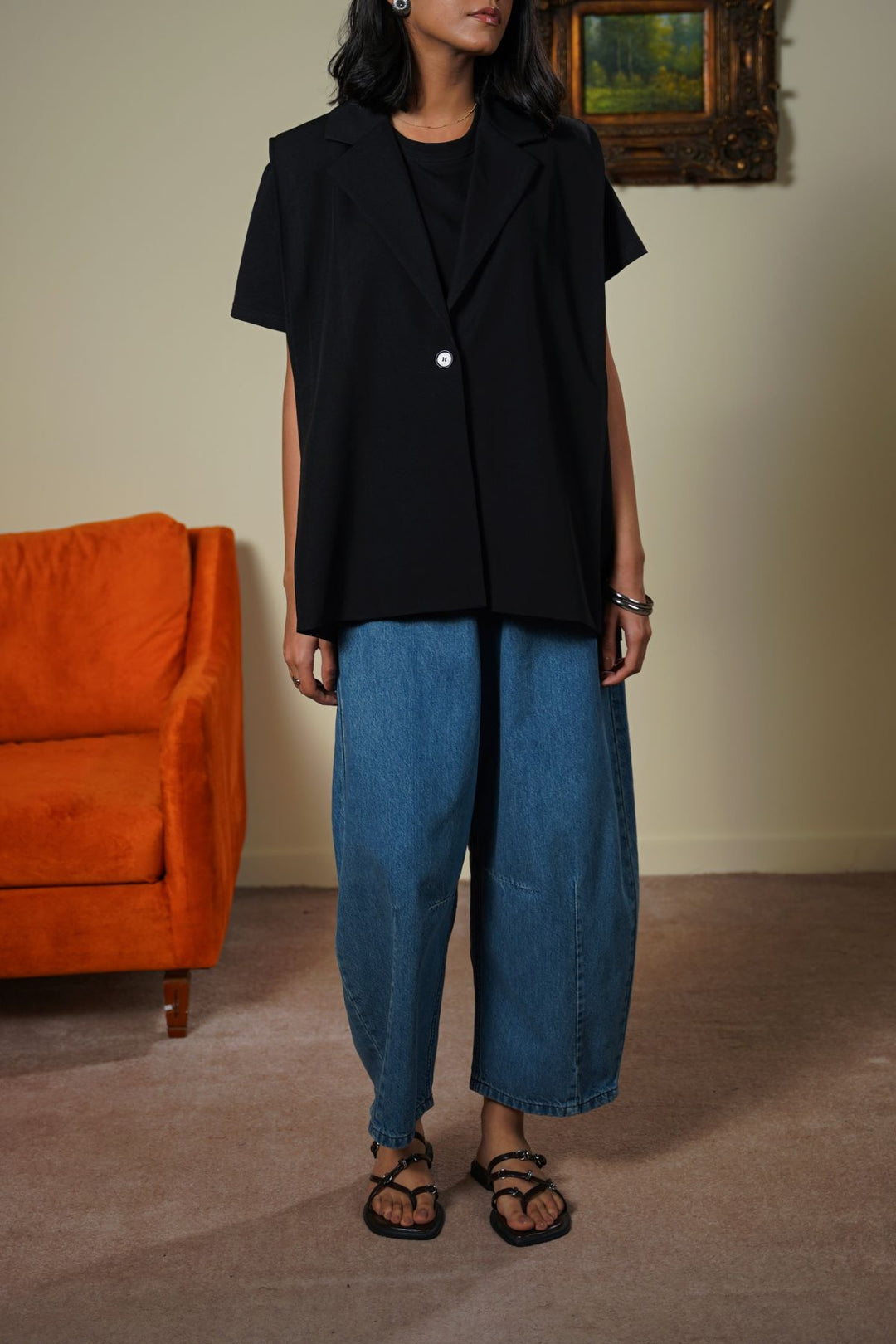 BLACK SLEEVELESS STATEMENT BLAZER