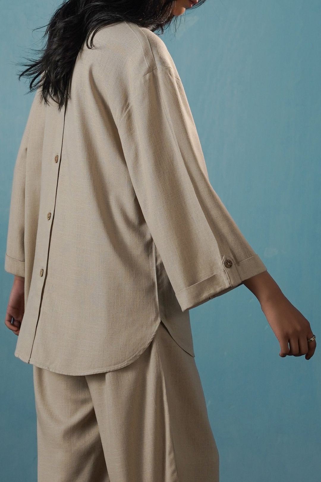 BEIGE EVERYDAY BACK BUTTON BLOUSE