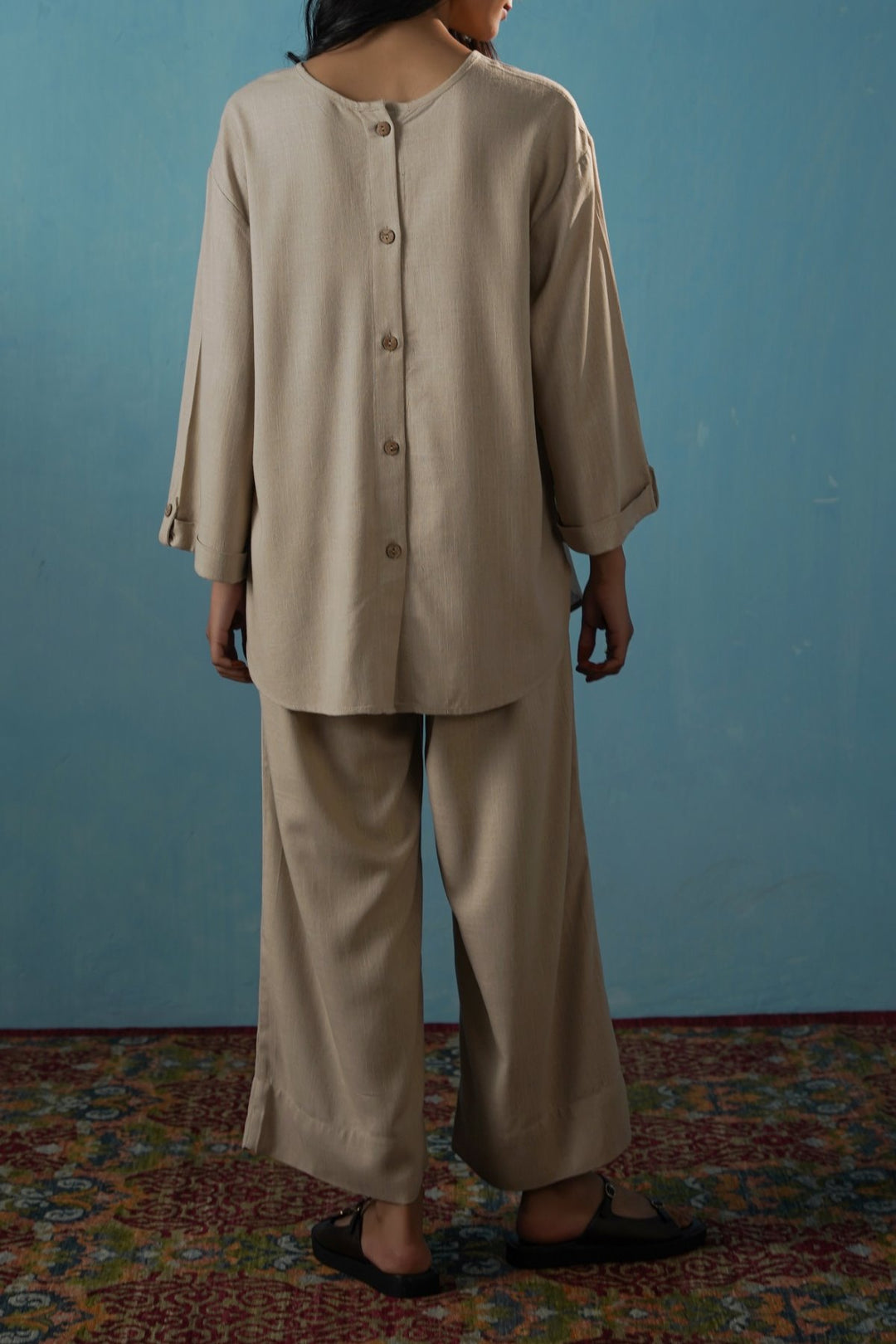 EVERYDAY BACK BUTTON BLOUSE