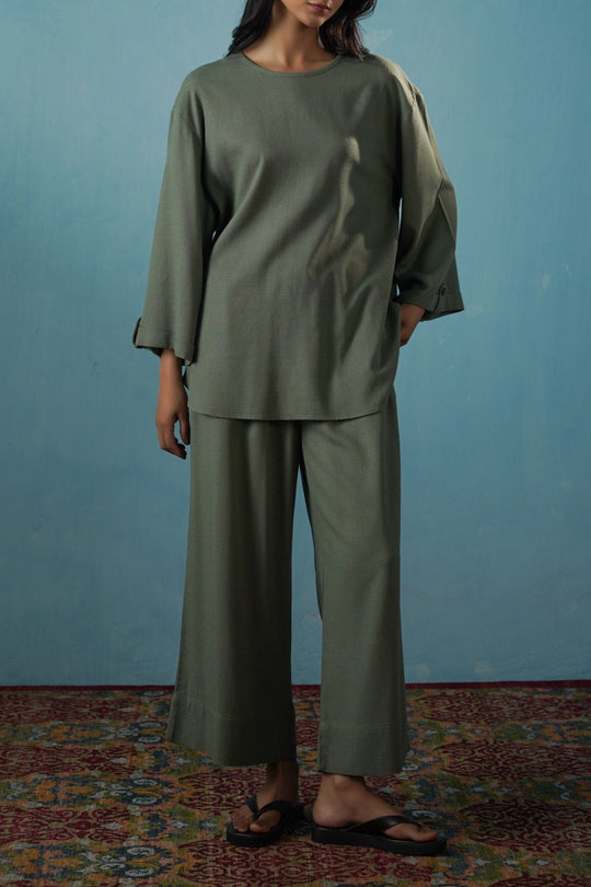 GREEN EVERYDAY BACK BUTTON BLOUSE