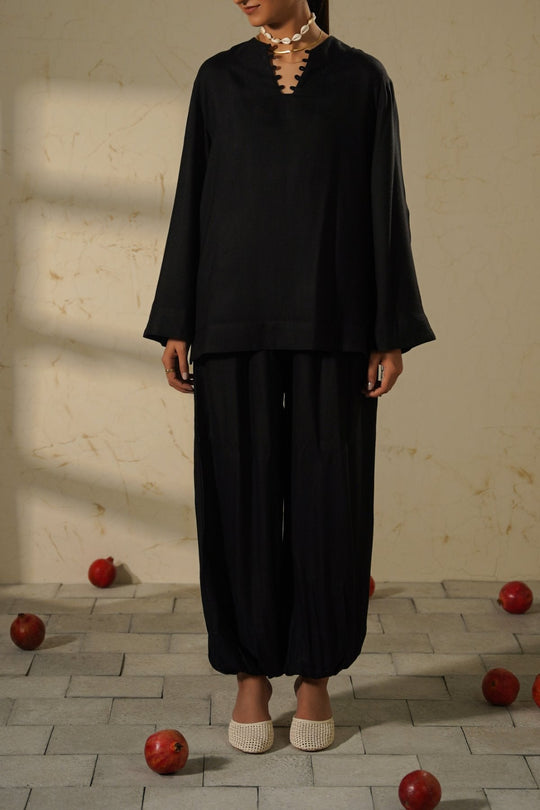 BLACK SLOUCHY V-NECK BLOUSE