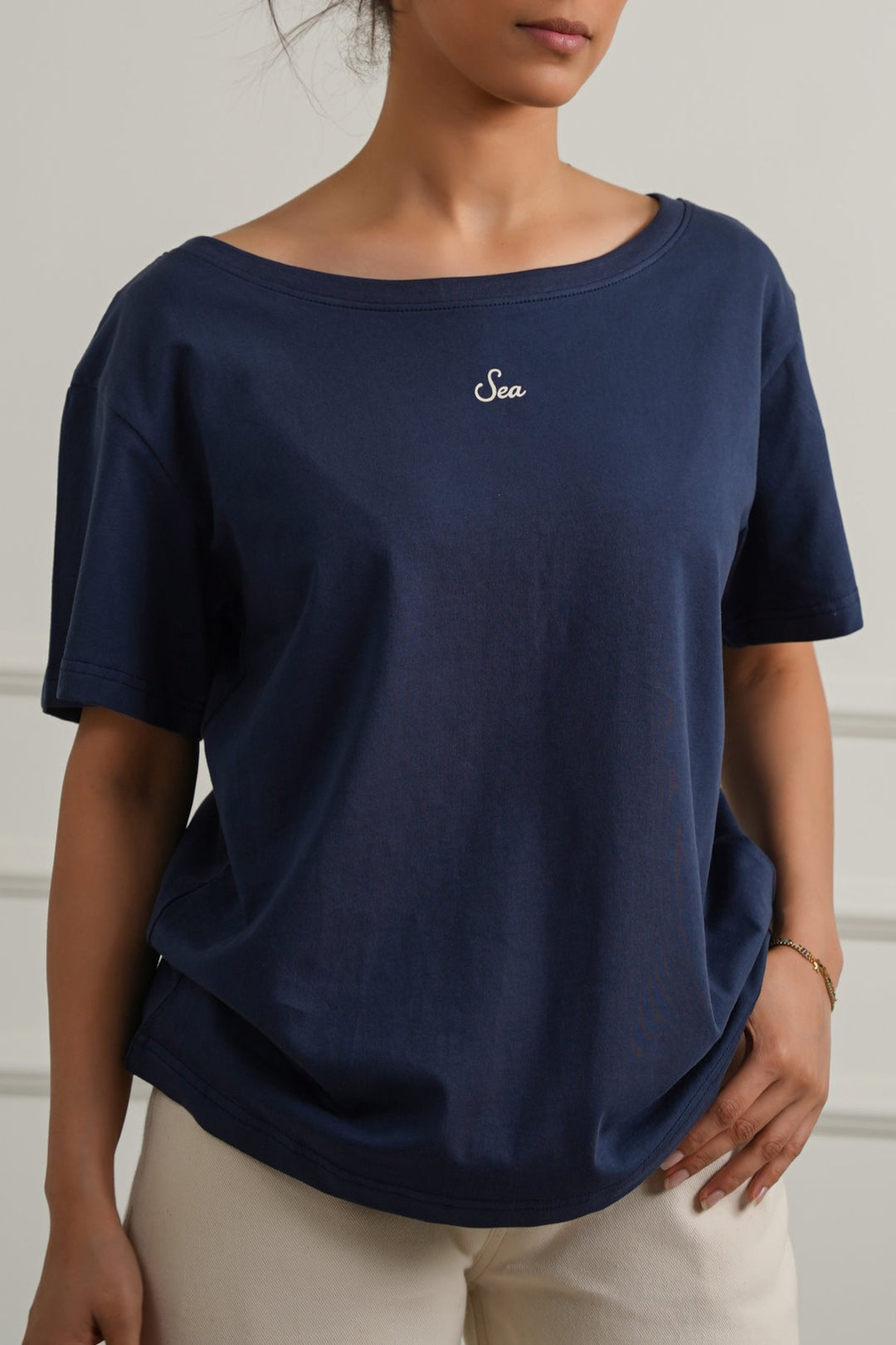OFF SHOULDER TEXT TEE