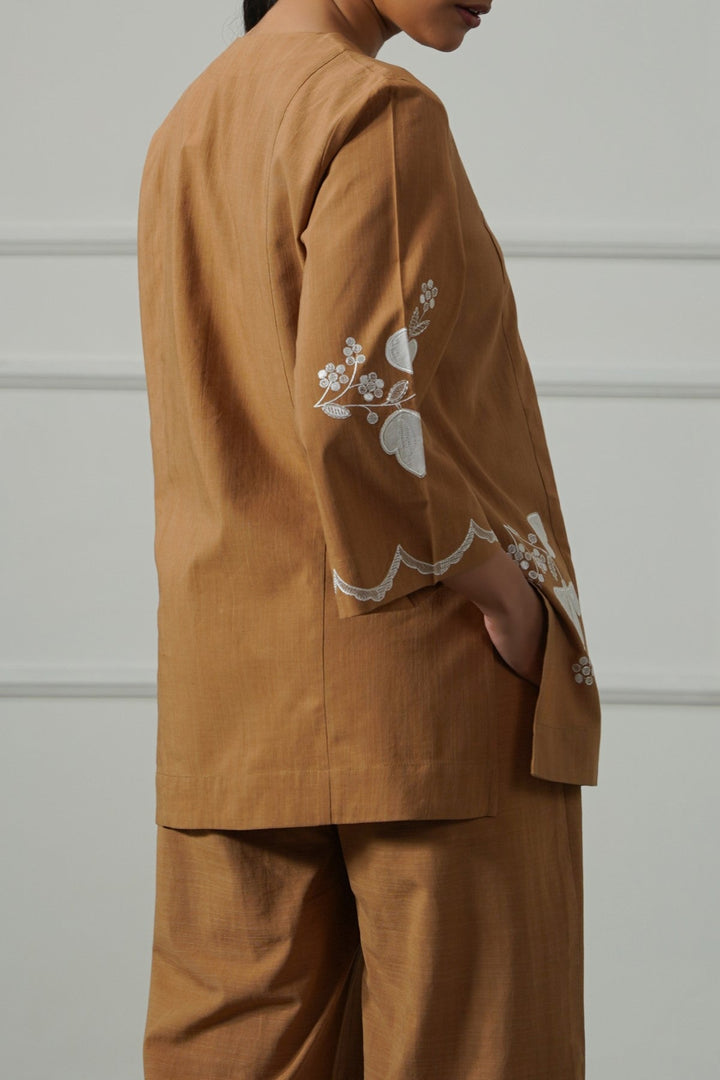 OCHRE BROWN CLOVER APPLIQUE TOP