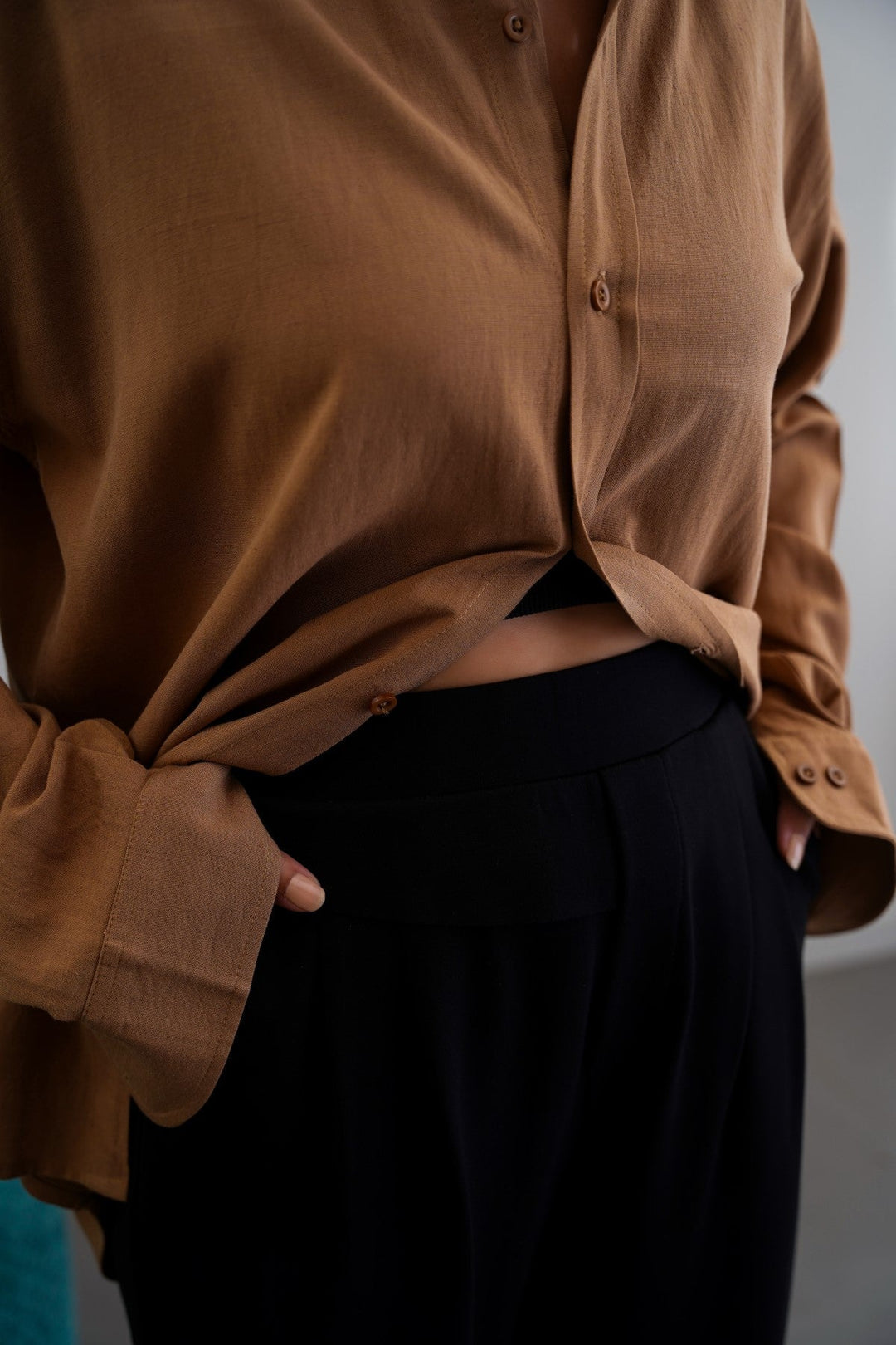 BLACK STRETCHY PLEATED TROUSERS