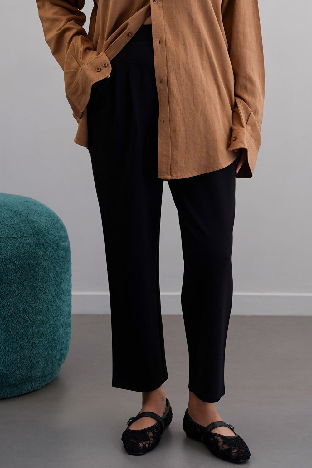 BLACK STRETCHY PLEATED TROUSERS