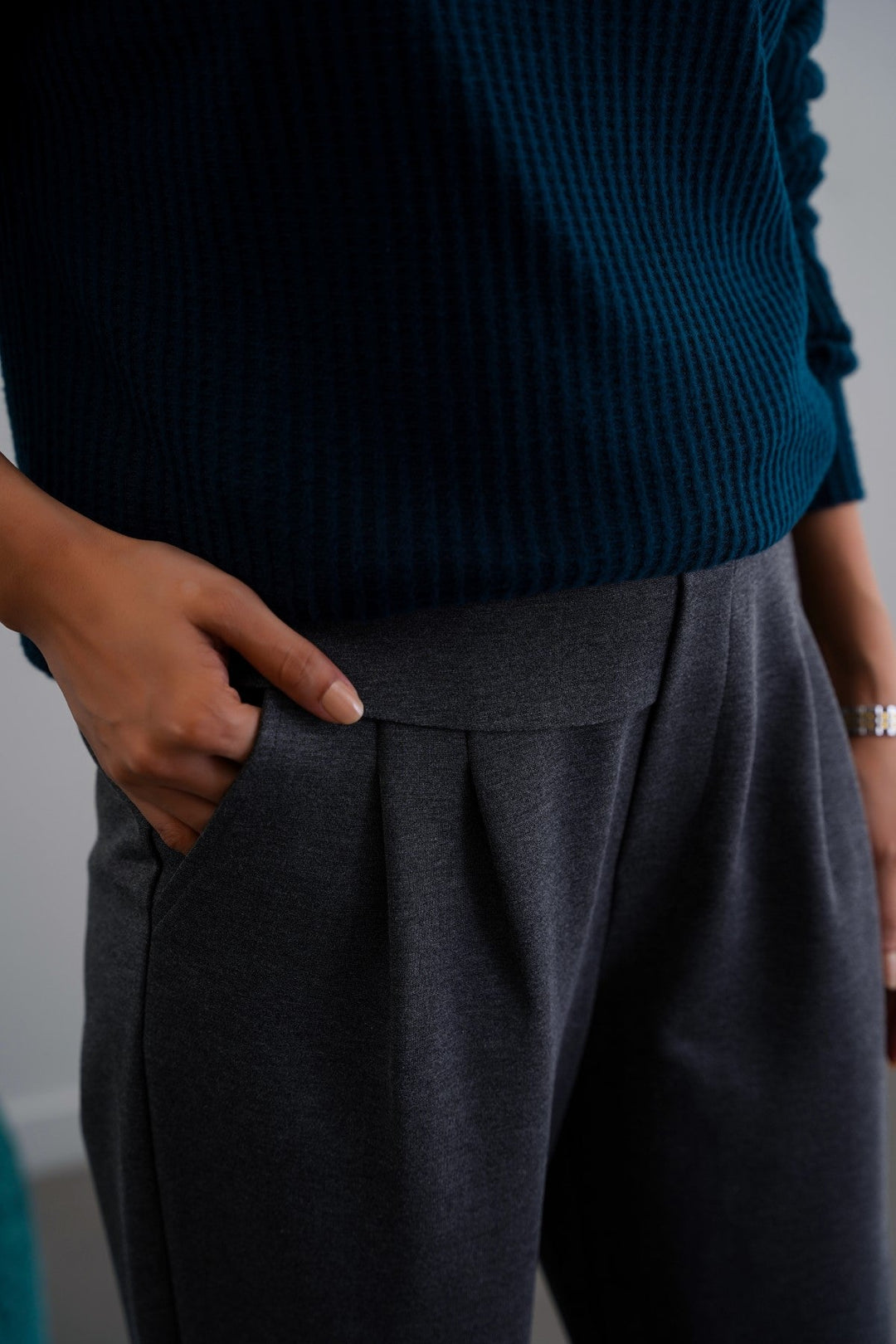 GREY STRETCHY PLEATED TROUSERS