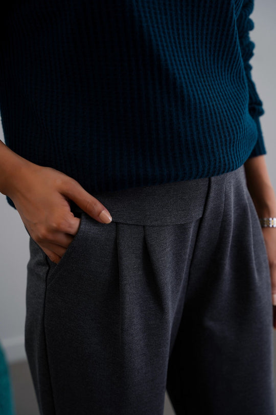 GREY STRETCHY PLEATED TROUSERS