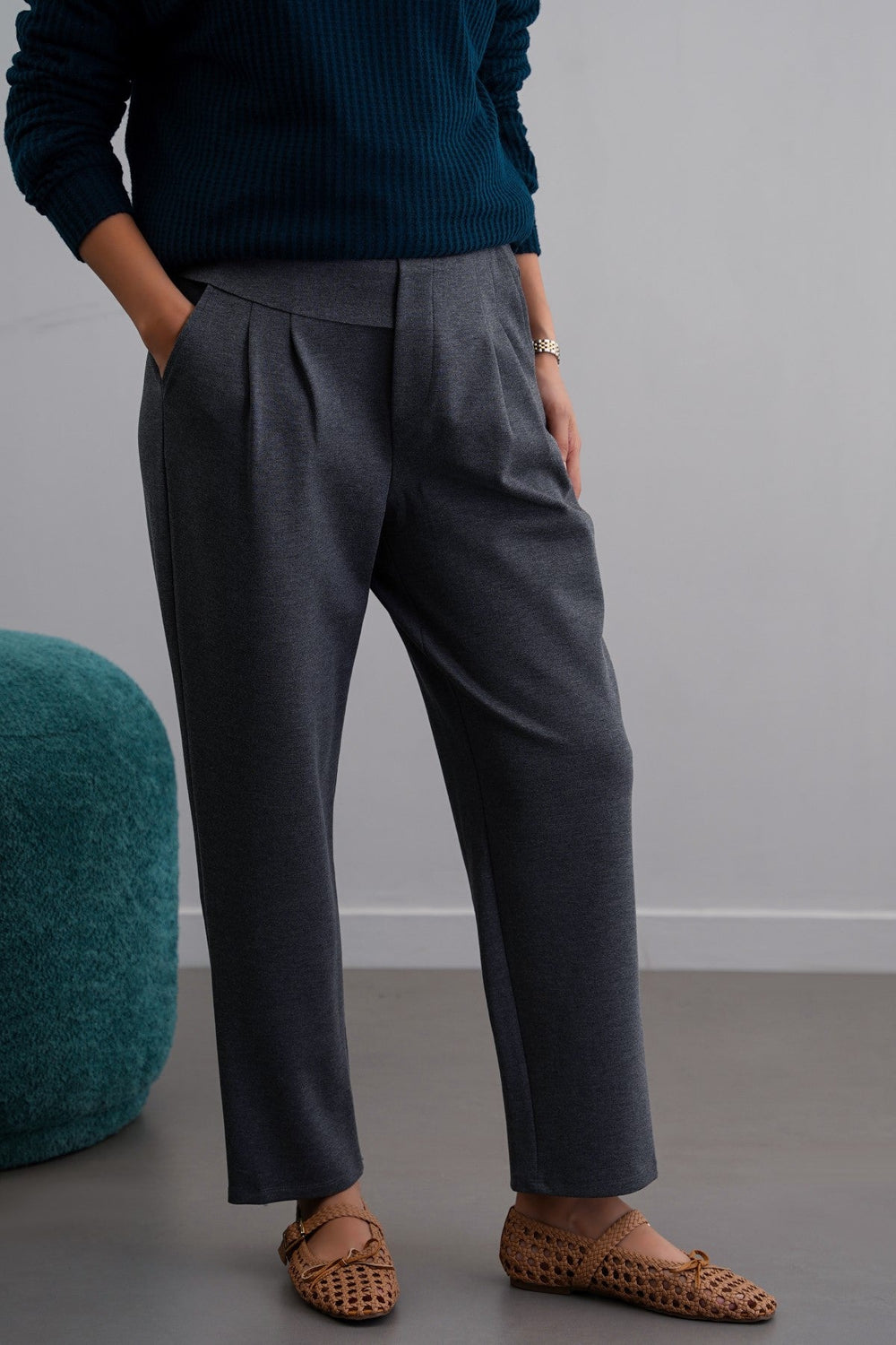 GREY STRETCHY PLEATED TROUSERS