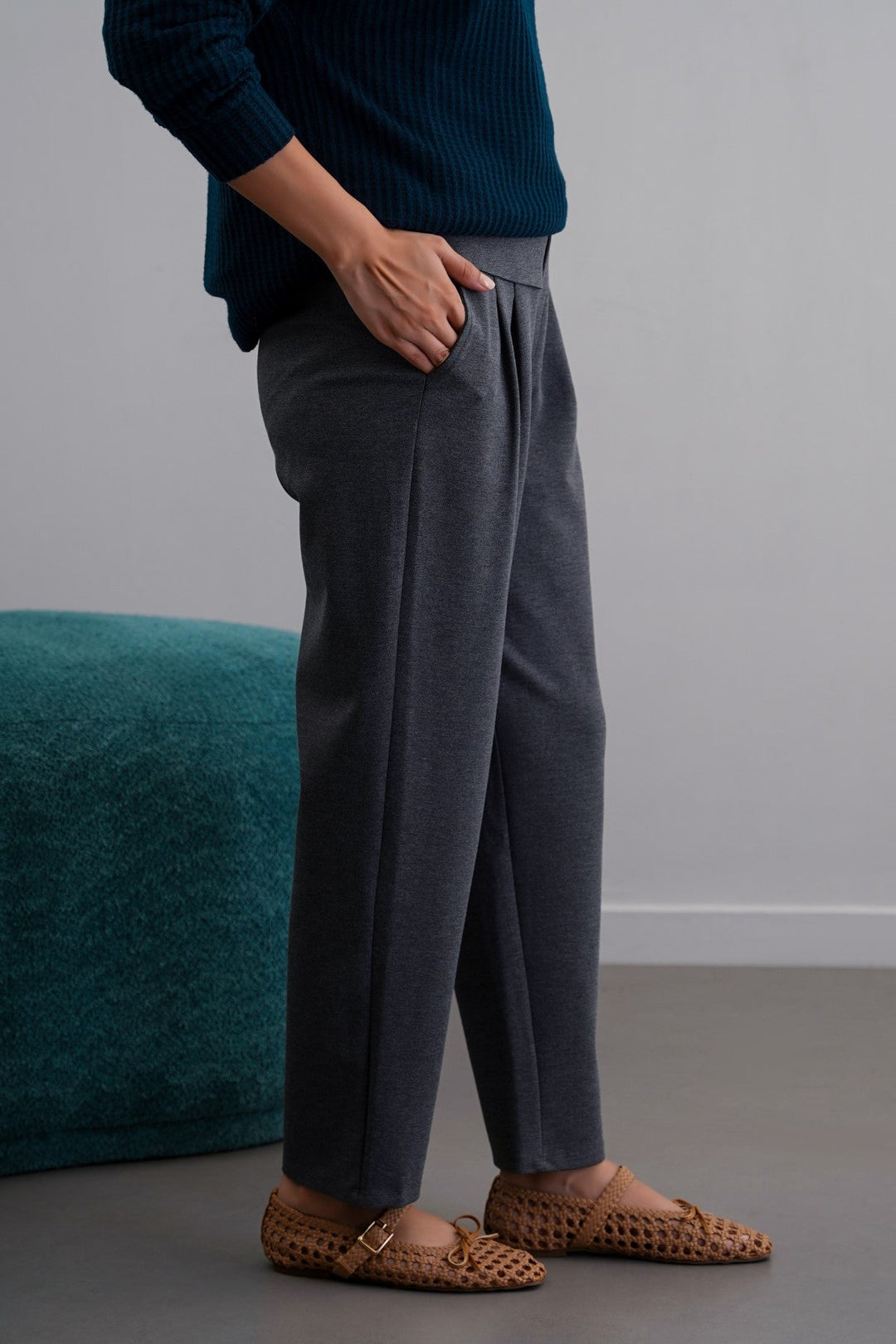 GREY STRETCHY PLEATED TROUSERS