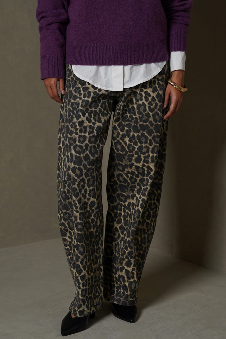 BEIGE LEOPARD BARREL PANTS