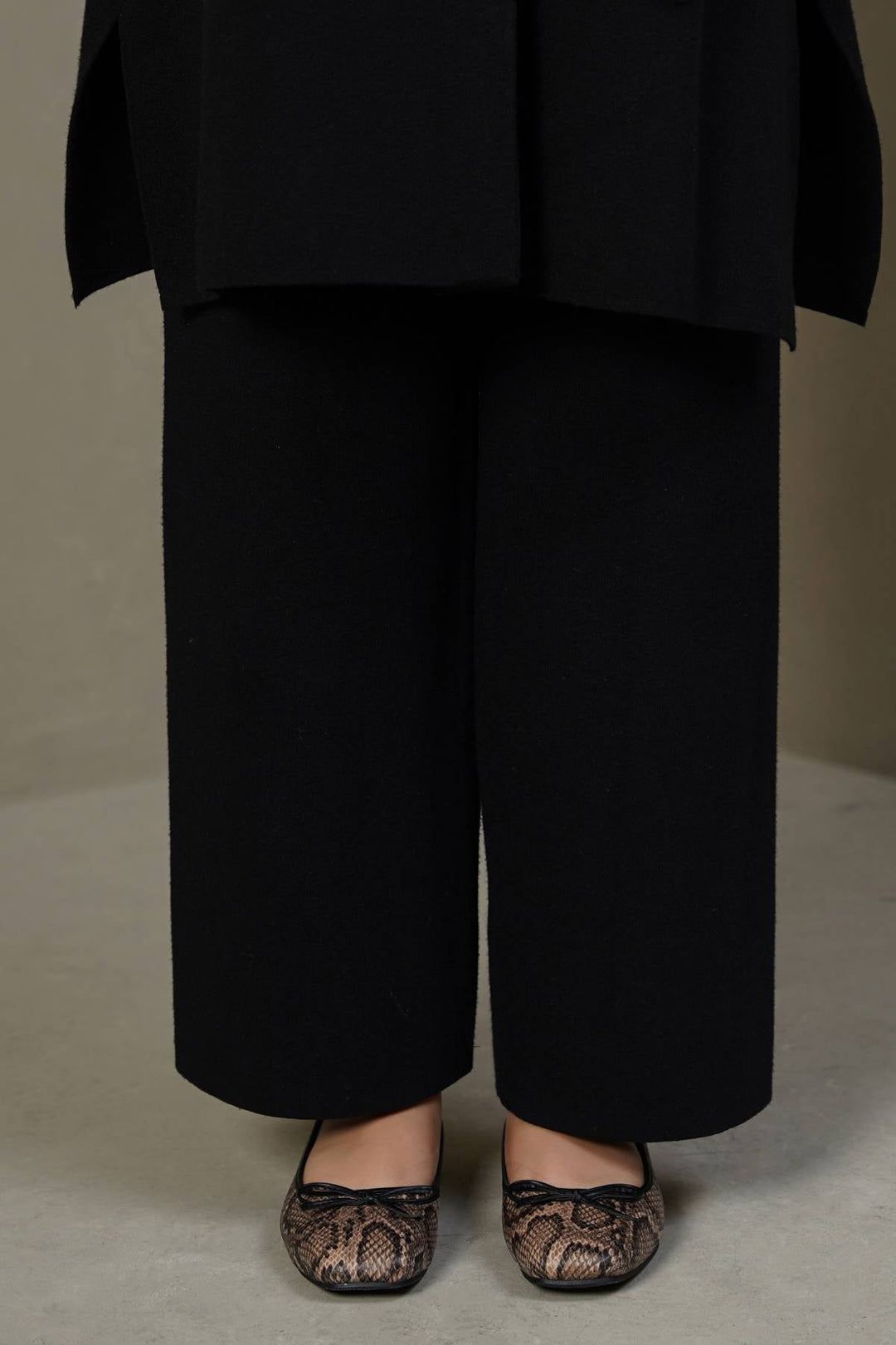 BLACK STRAIGHT PANTS