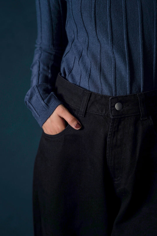 BLACK BASIC BARREL JEANS