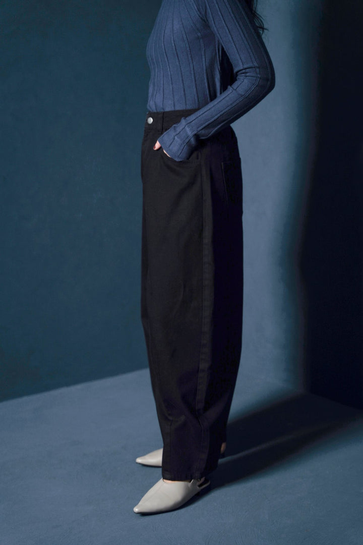 BLACK BASIC BARREL JEANS