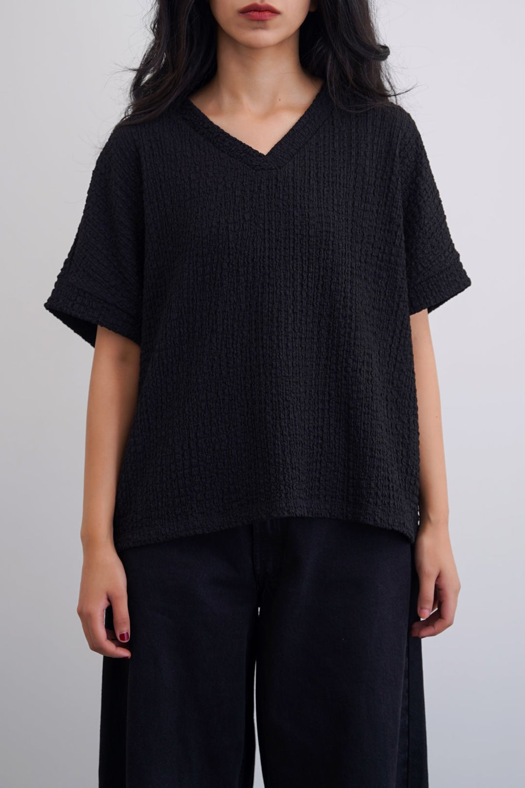 BLACK CRINKLE CASCADE TEE