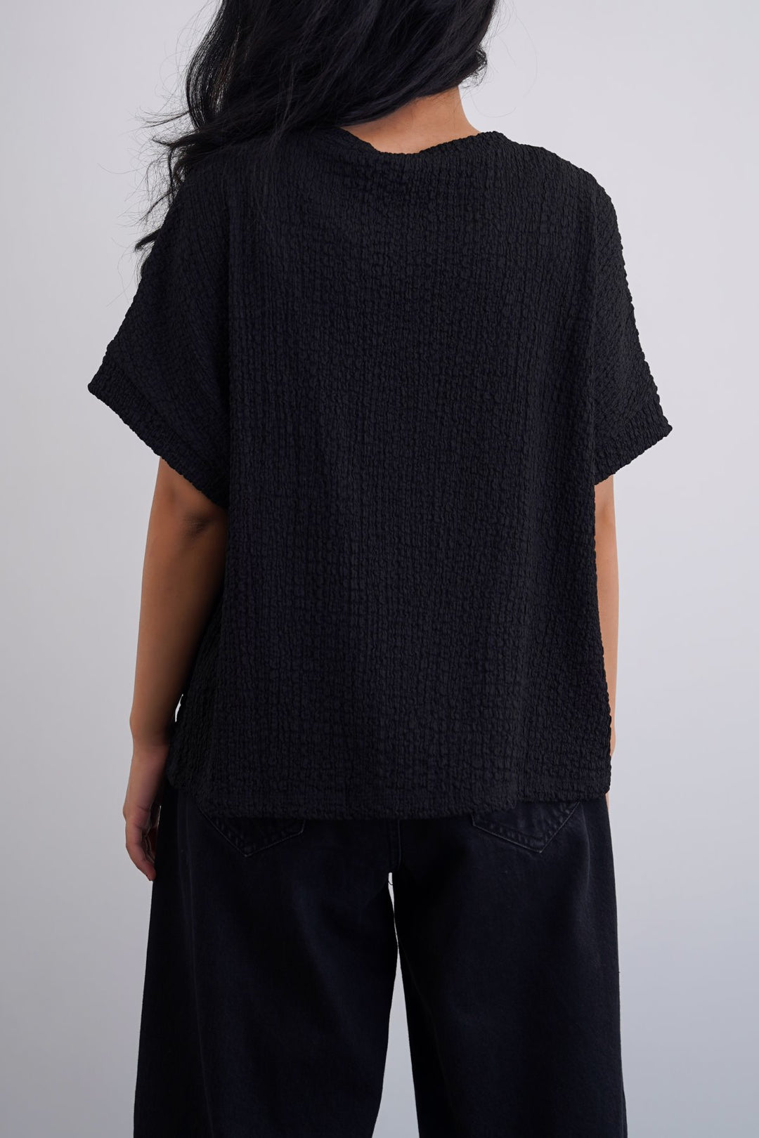 BLACK CRINKLE CASCADE TEE