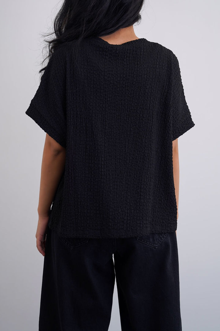 BLACK CRINKLE CASCADE TEE