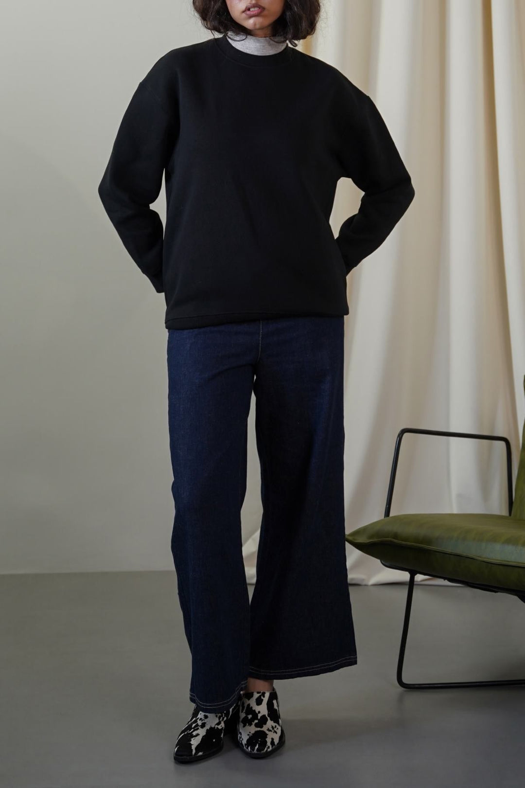 BLACK CLASSIC SWEATSHIRT