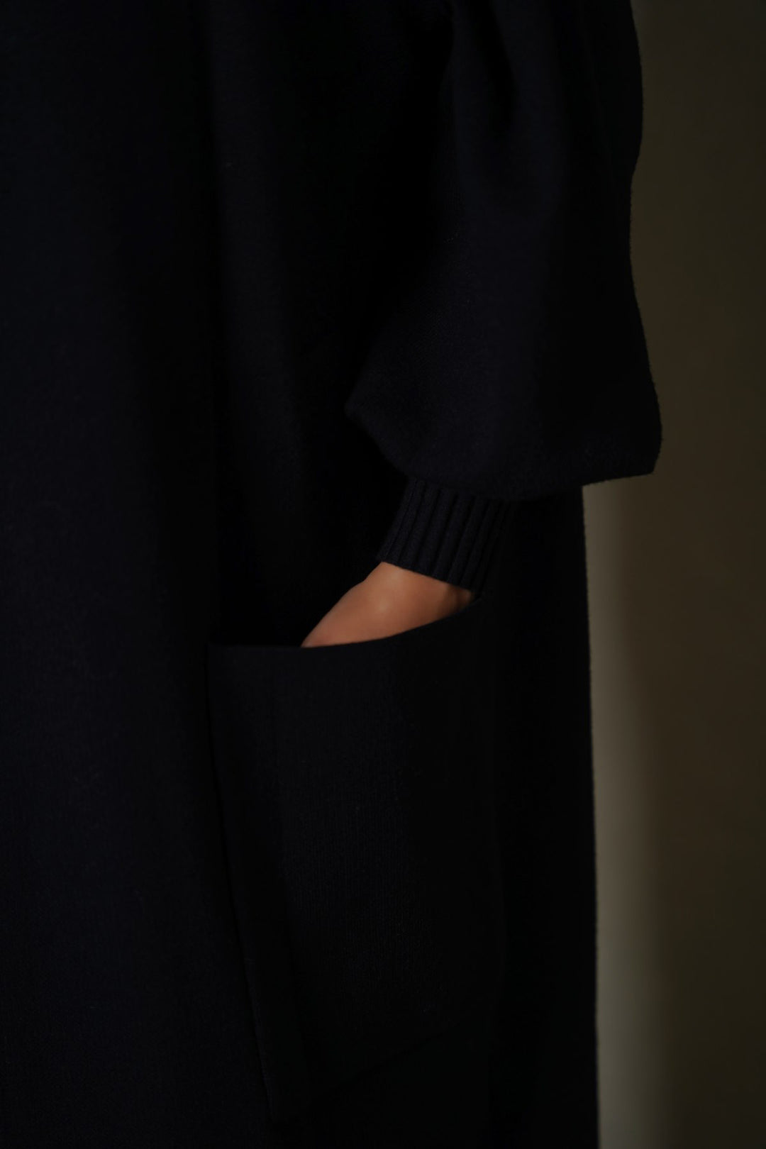 BLACK URBAN WALK CARDIGAN