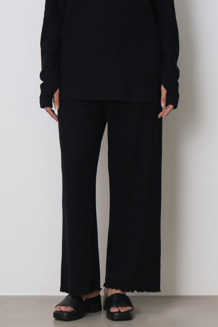 FLUTTER KNIT PANTS