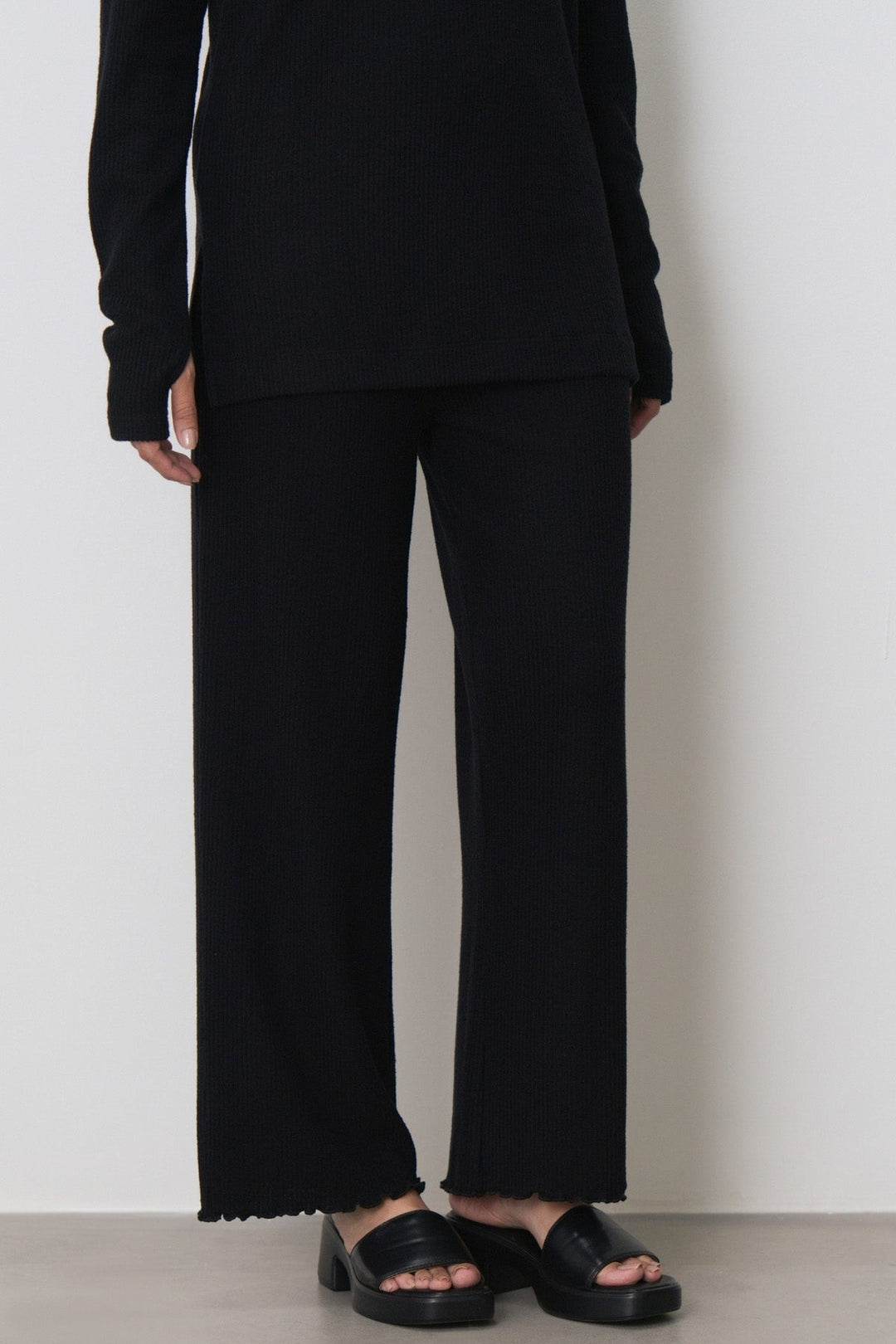 FLUTTER KNIT PANTS
