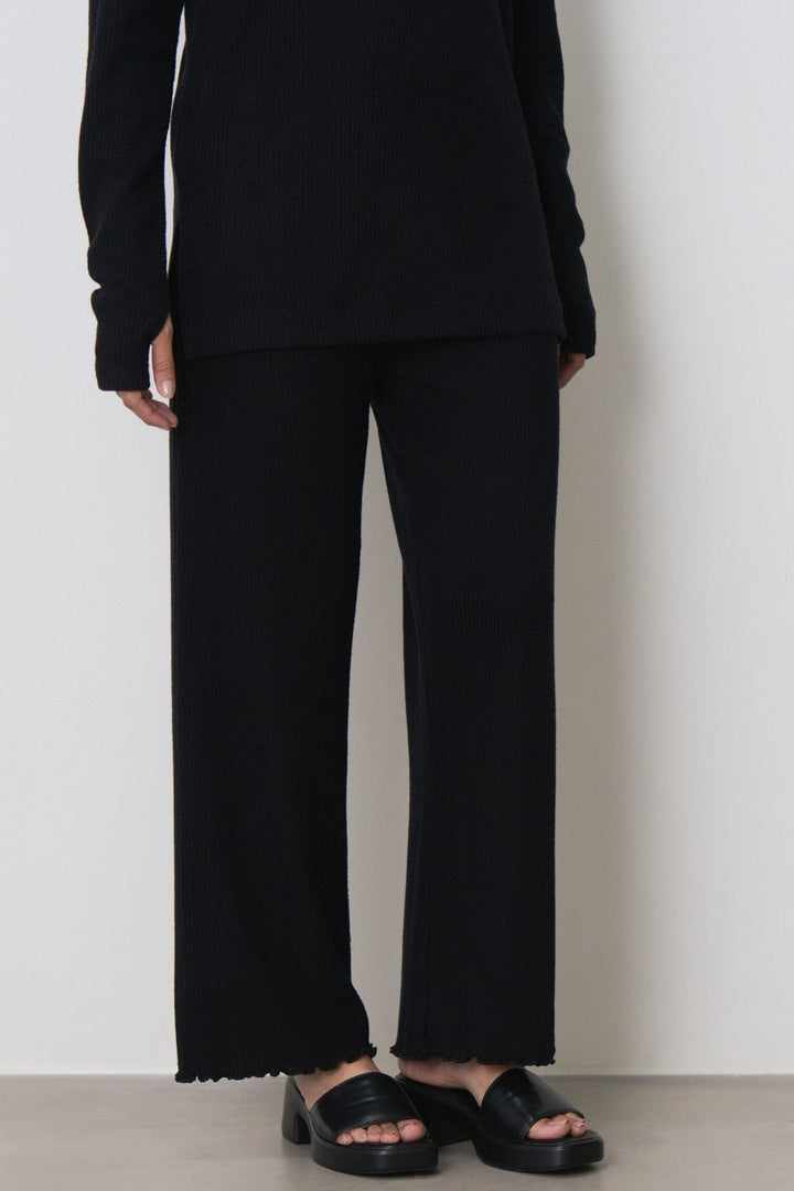 FLUTTER KNIT PANTS
