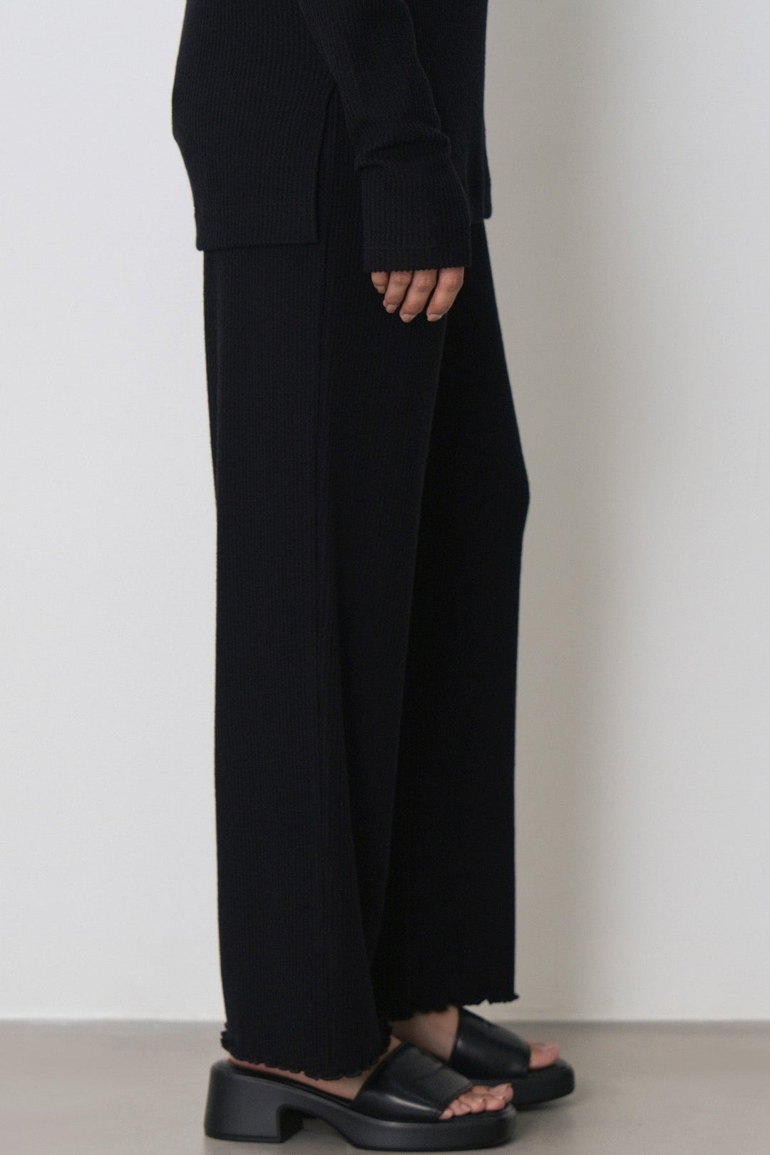 FLUTTER KNIT PANTS