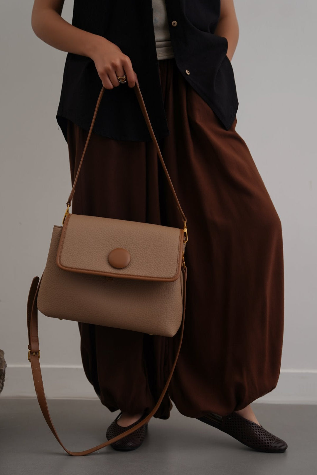 TAUPE BUTTER SHOULDER BAG