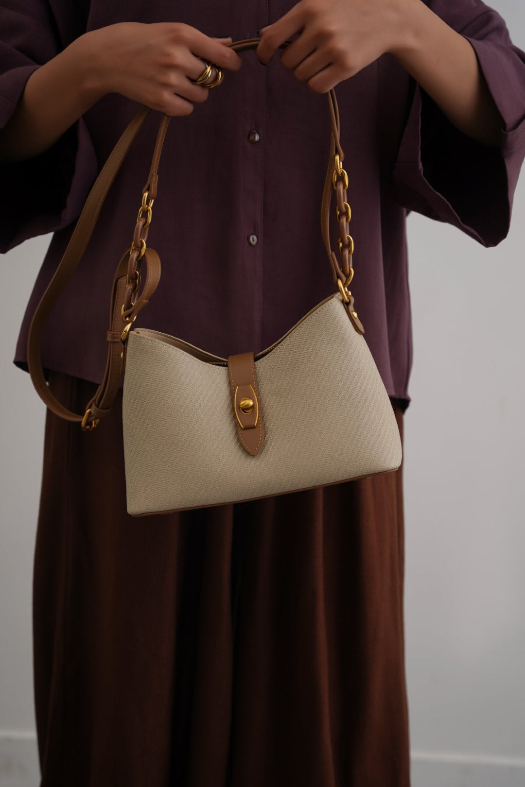 BEIGE RAZOR CROSSBODY BAG