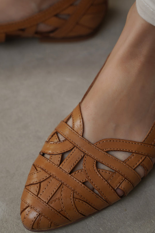 LEATHER WOVEN PUMPS