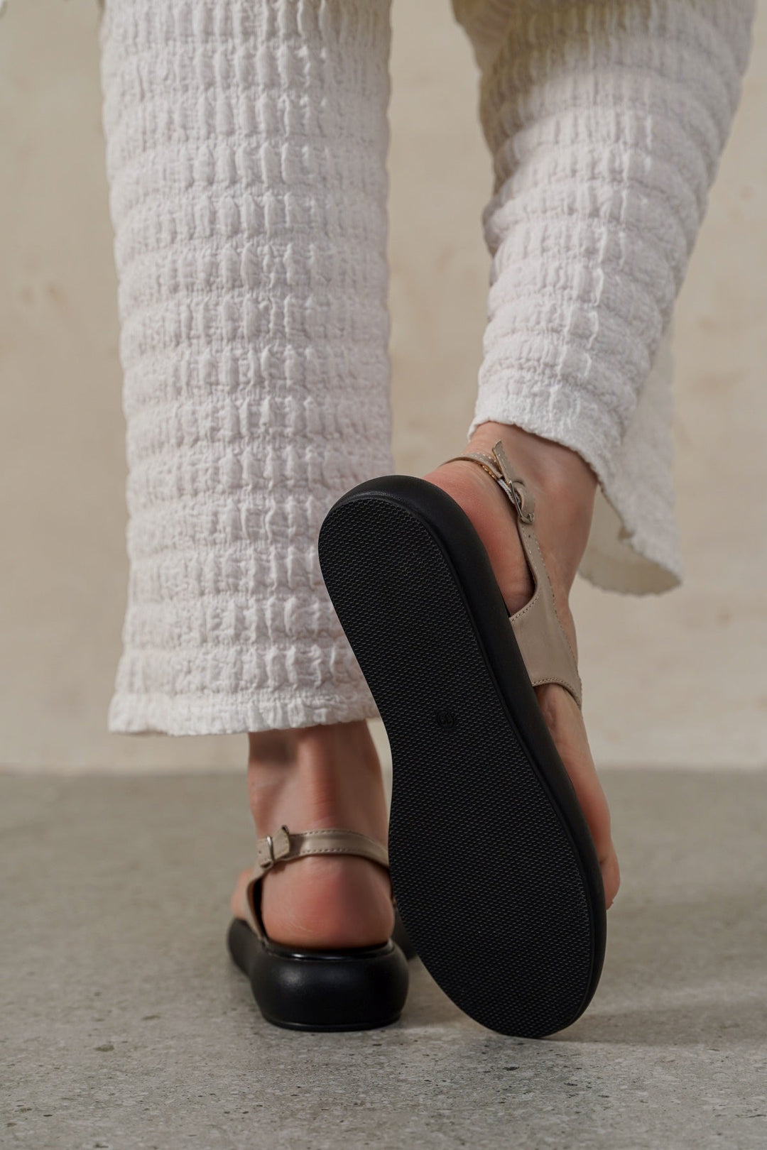 CREAM BUTTON FLIP SANDALS
