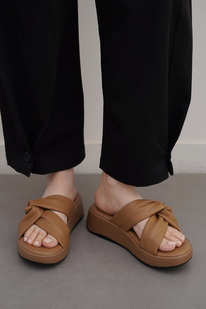 BEIGE KNOT MAMA SLIDES